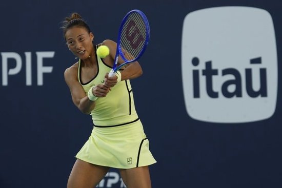 无缘8强！郑钦文0-2不敌萨巴伦卡，直接交手1胜8负